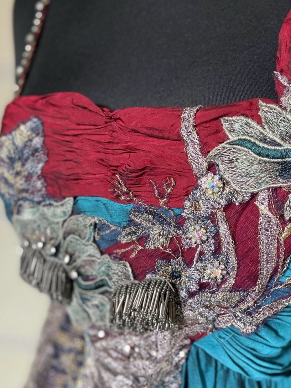 Couture Vintage Silk Stunning Gown  M/L With Hand Beaded lace Detail MSRP 2.295$ - Picture 5 of 8